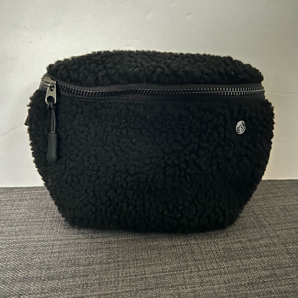 NWT APANA COZY SHERPA BALT BAG FANNY PACK BLACK BAG